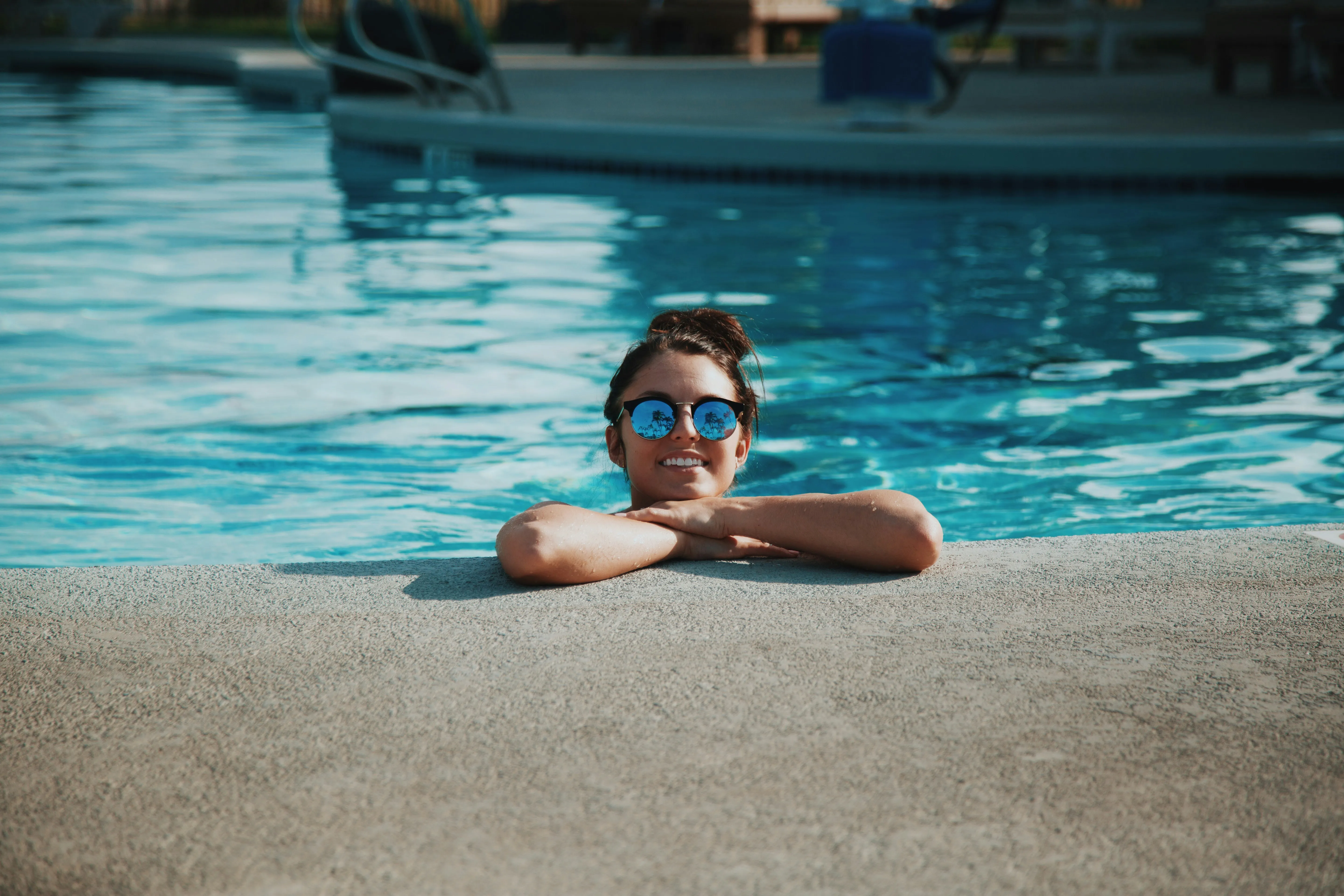 Persona disfrutando en el borde de una piscina
